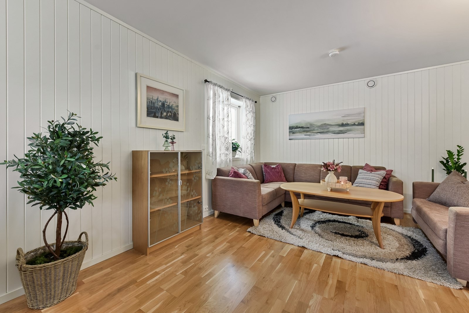 Vinduer med 2- og 3-lags isolerglass sørger for god isolasjon. Galleribilde