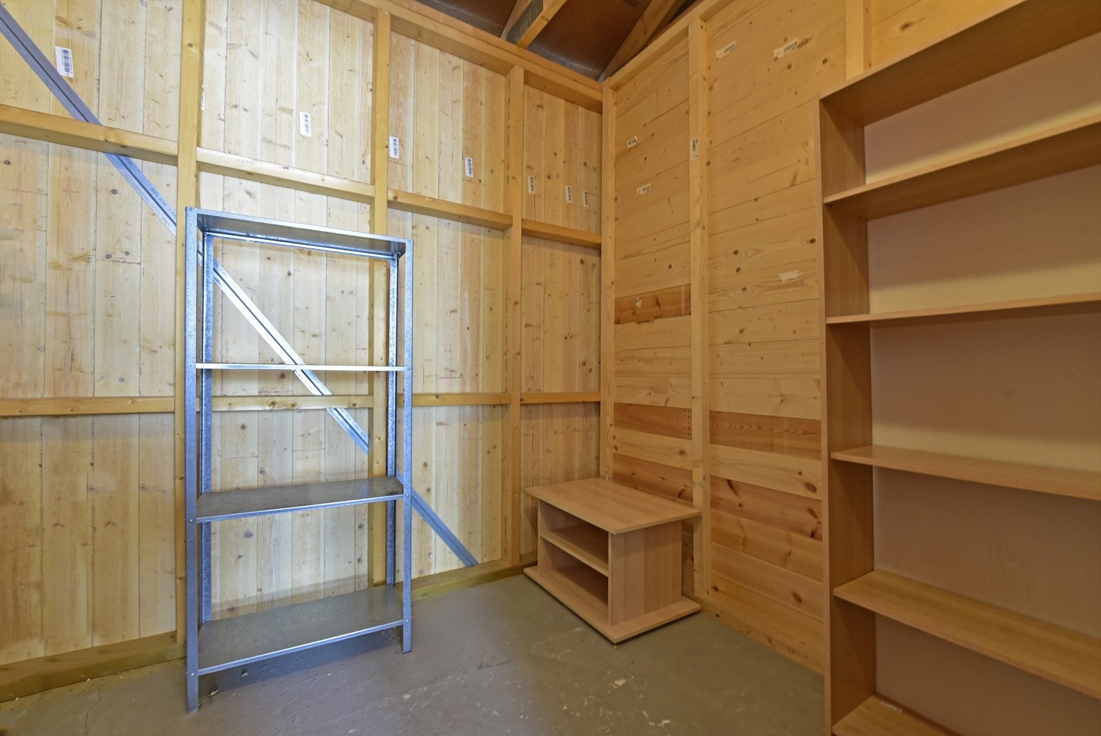 Inne i garasjen er det også en praktisk bod for ekstra oppbevaring. Galleribilde