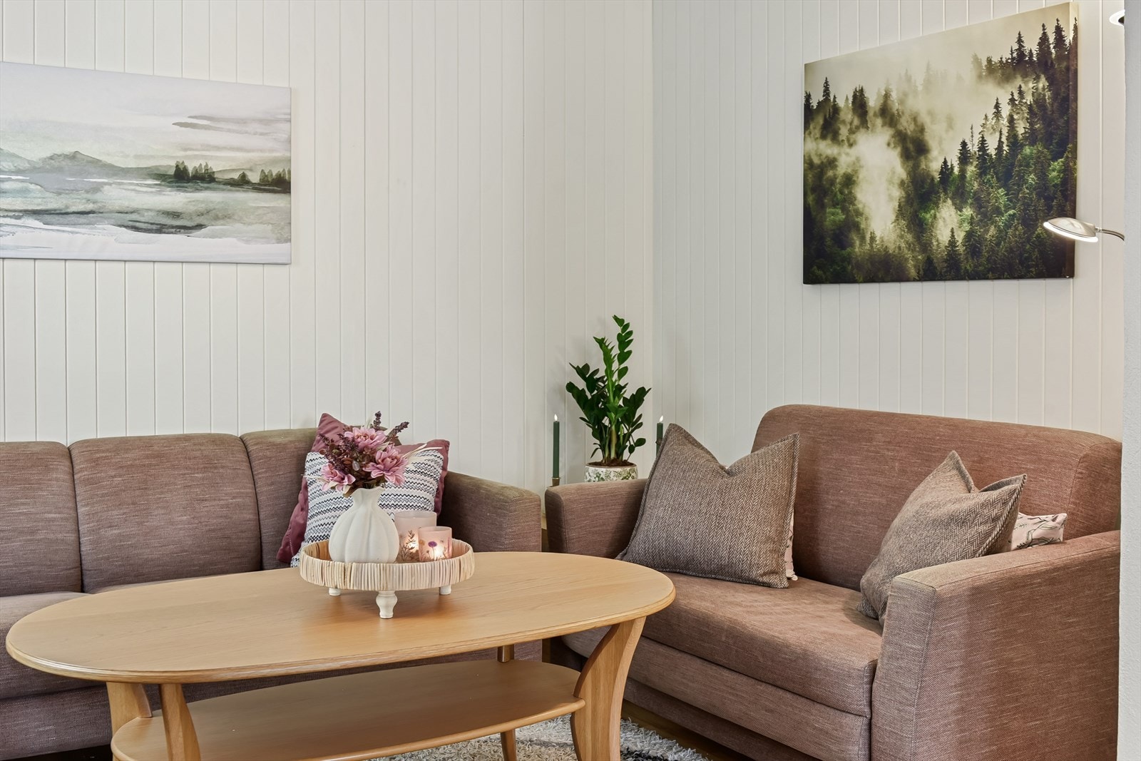 Stuen er enkel å møblere med plass til en romslig sofagruppe. Galleribilde