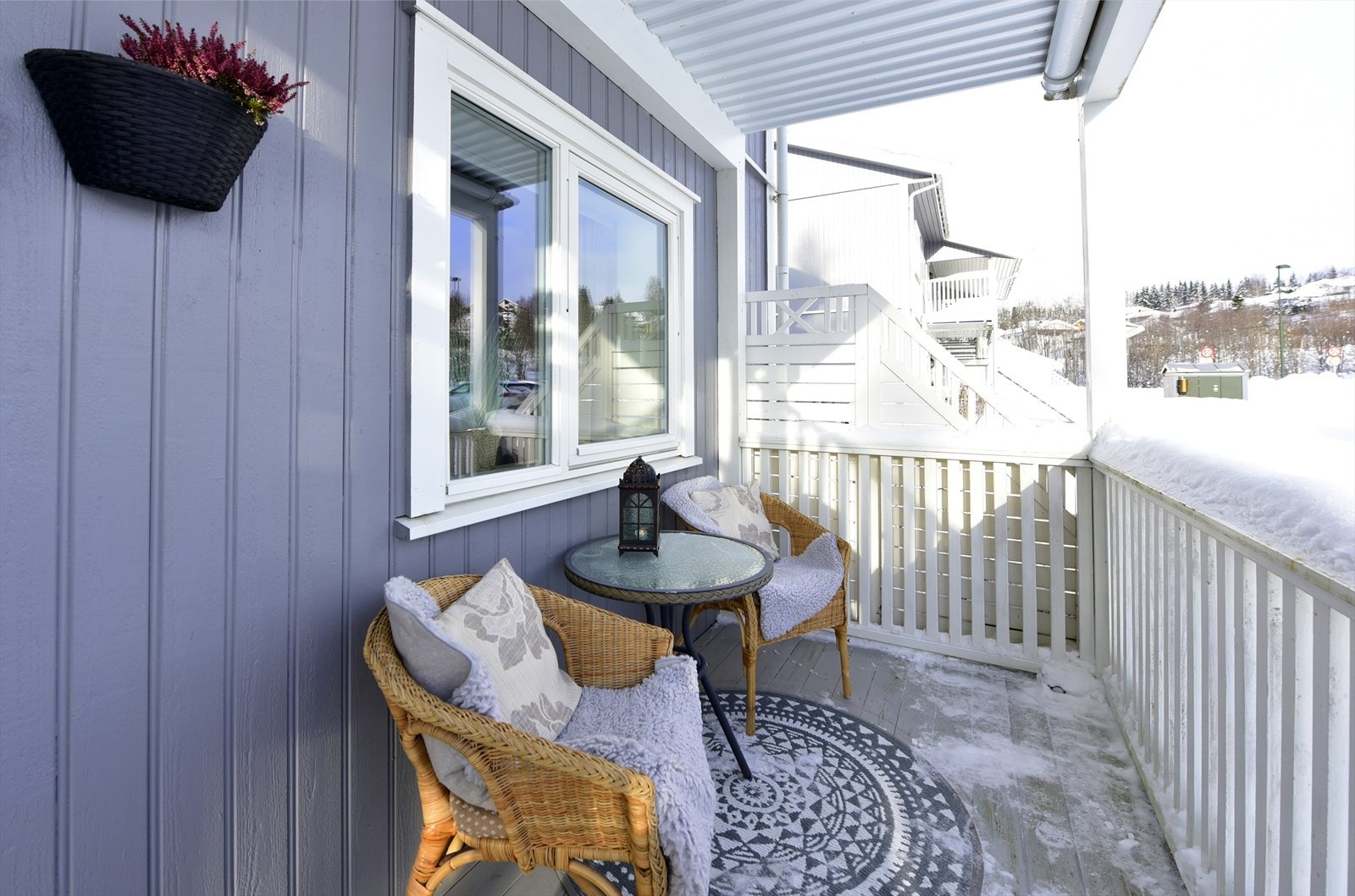 Ved inngangspartiet er det en overbygget uteplass med plass til et kafésett. Galleribilde