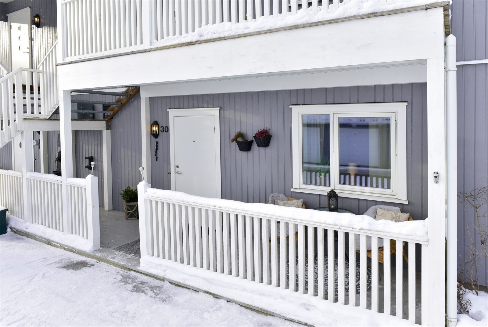 Leiligheten ligger i første etasje i et småhus fra 2012. Galleribilde