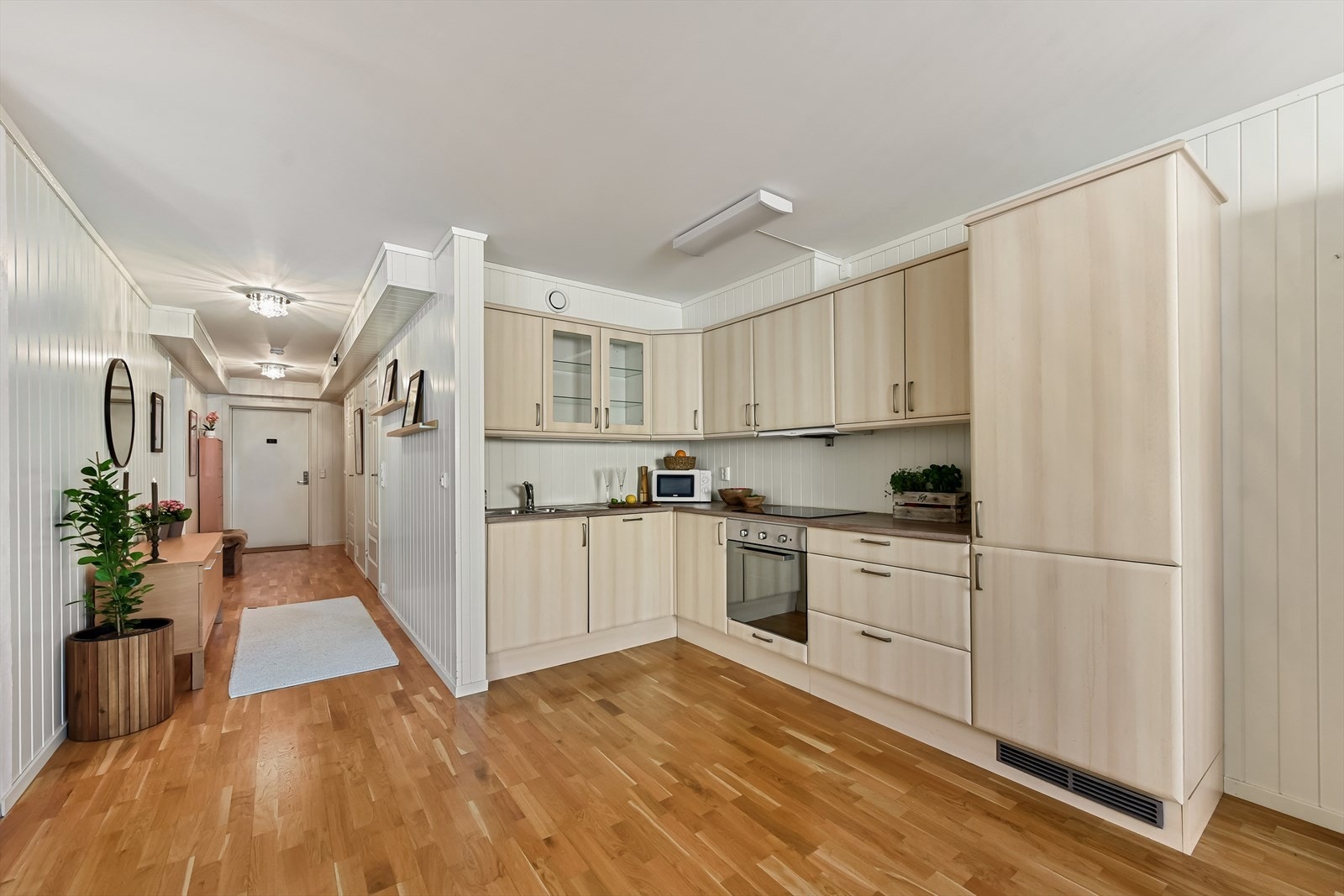 Kjøkkenet er praktisk plassert i den åpne sonen mot stuen. Galleribilde