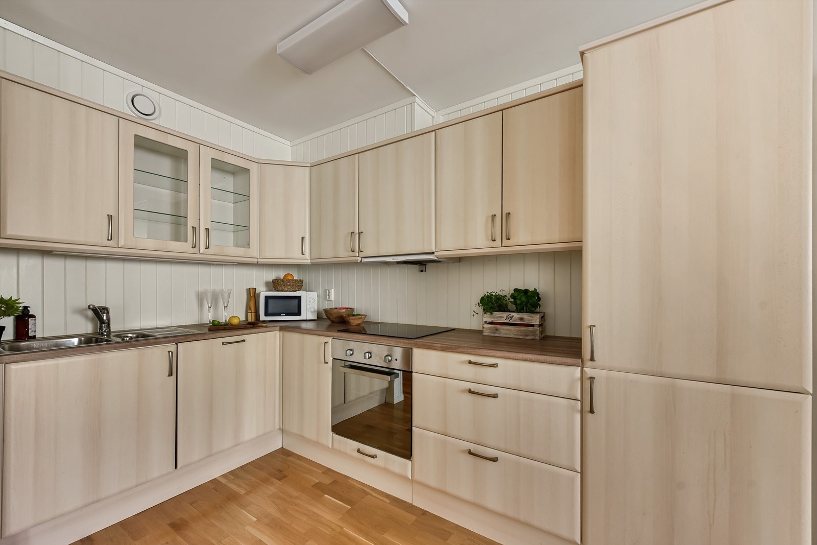 Kjøkkeninnredningen har profilerte fronter, laminat benkeplate og godt med skapplass. Galleribilde