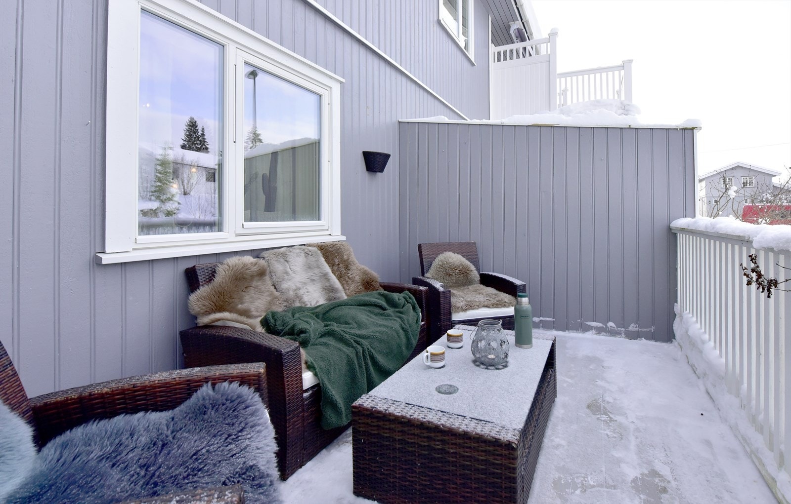 Den ene terrassen er romslig og har en levegg som gir en skjermet uteplass. Galleribilde