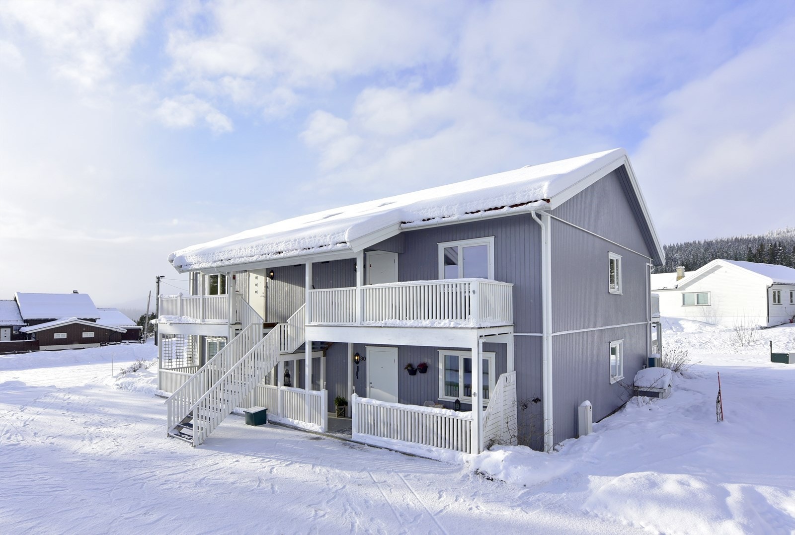 Bygget har en tradisjonell utforming med salet tak tekket med betongtakstein. Galleribilde