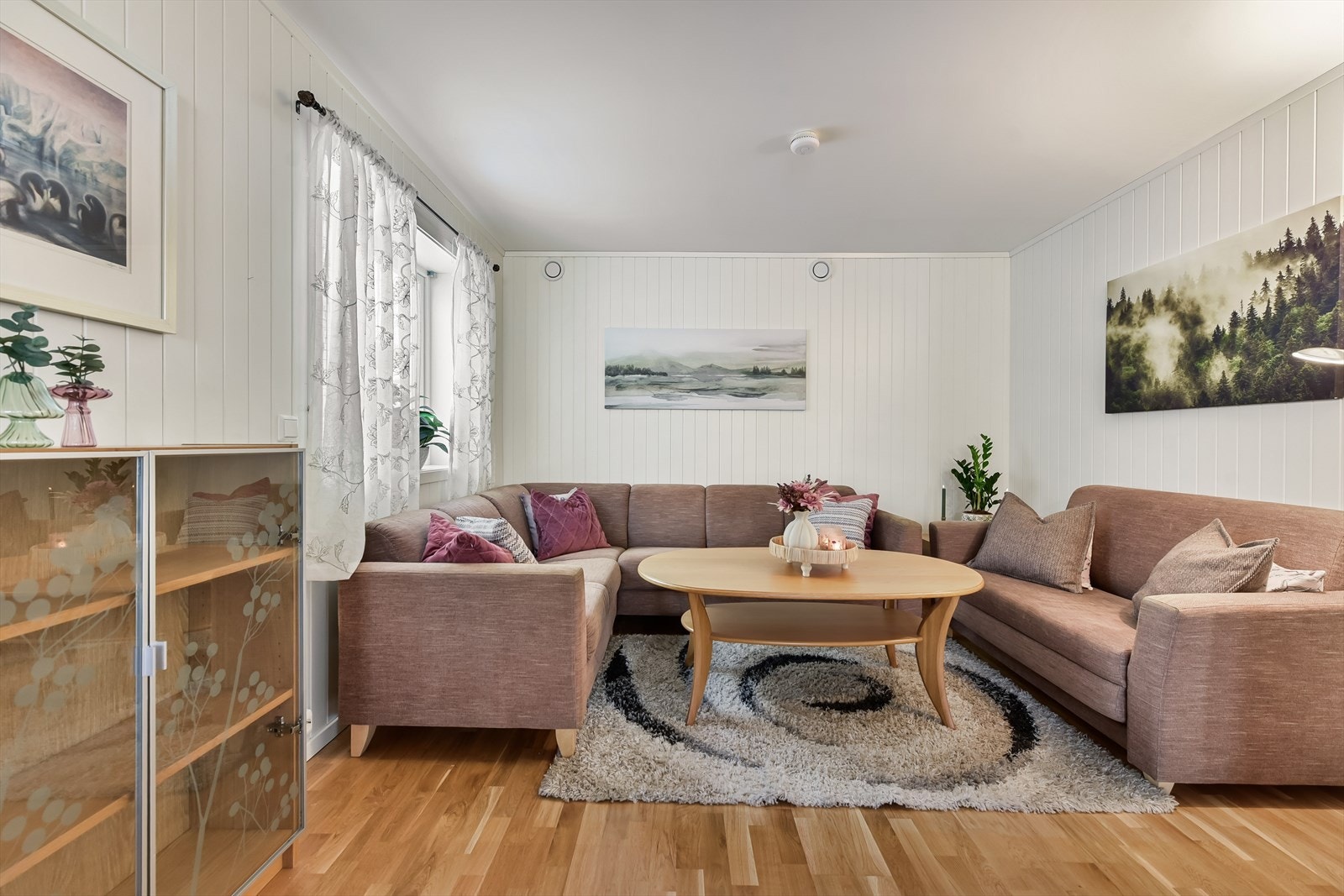 Den effektive peisinnsatsen gir lun og god varme. Galleribilde