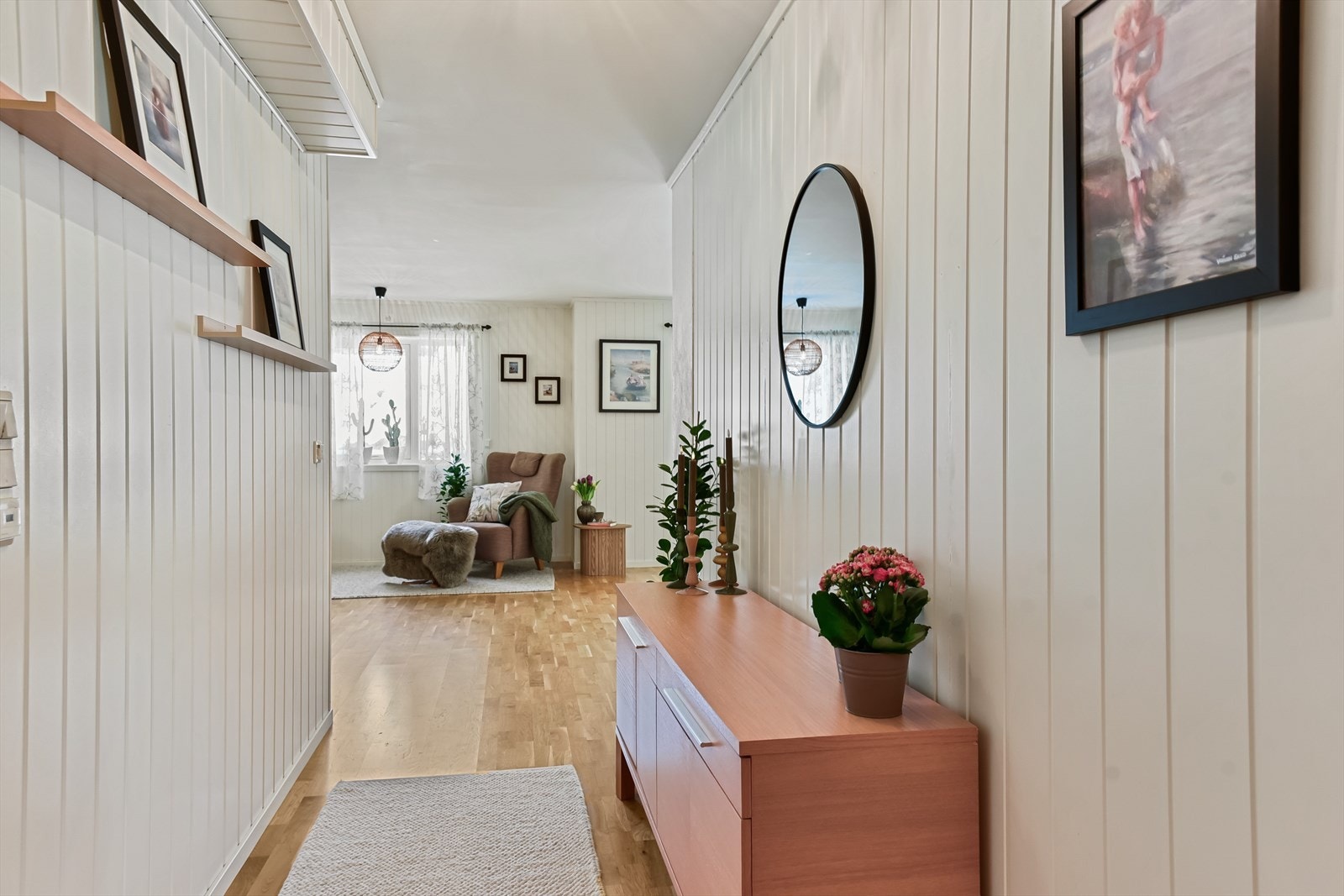 Fra gangen er det en åpen siktlinje inn mot stue og kjøkken. Galleribilde