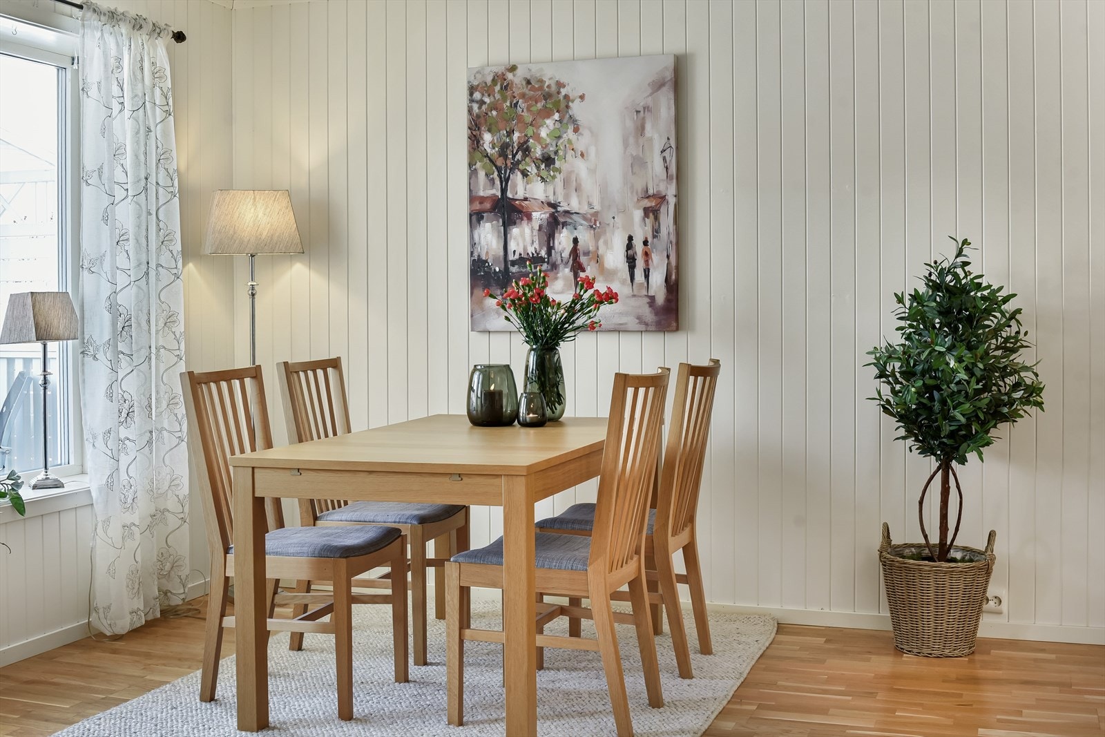 Det er en naturlig sone for spisebord i tilknytning til stuen. Galleribilde