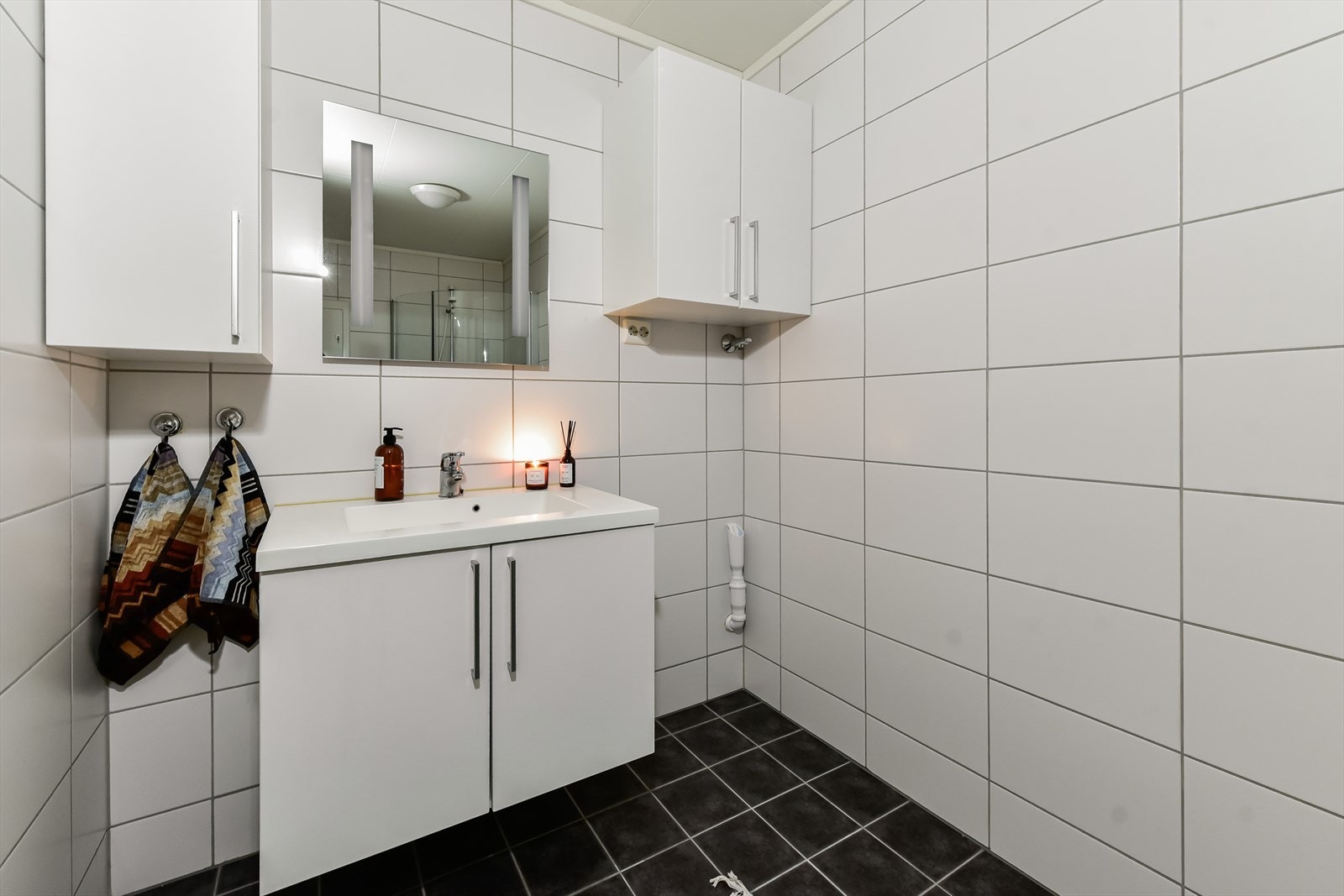 Innredningen består av servantskap med ettgreps blandebatteri og overskap for oppbevaring. Galleribilde