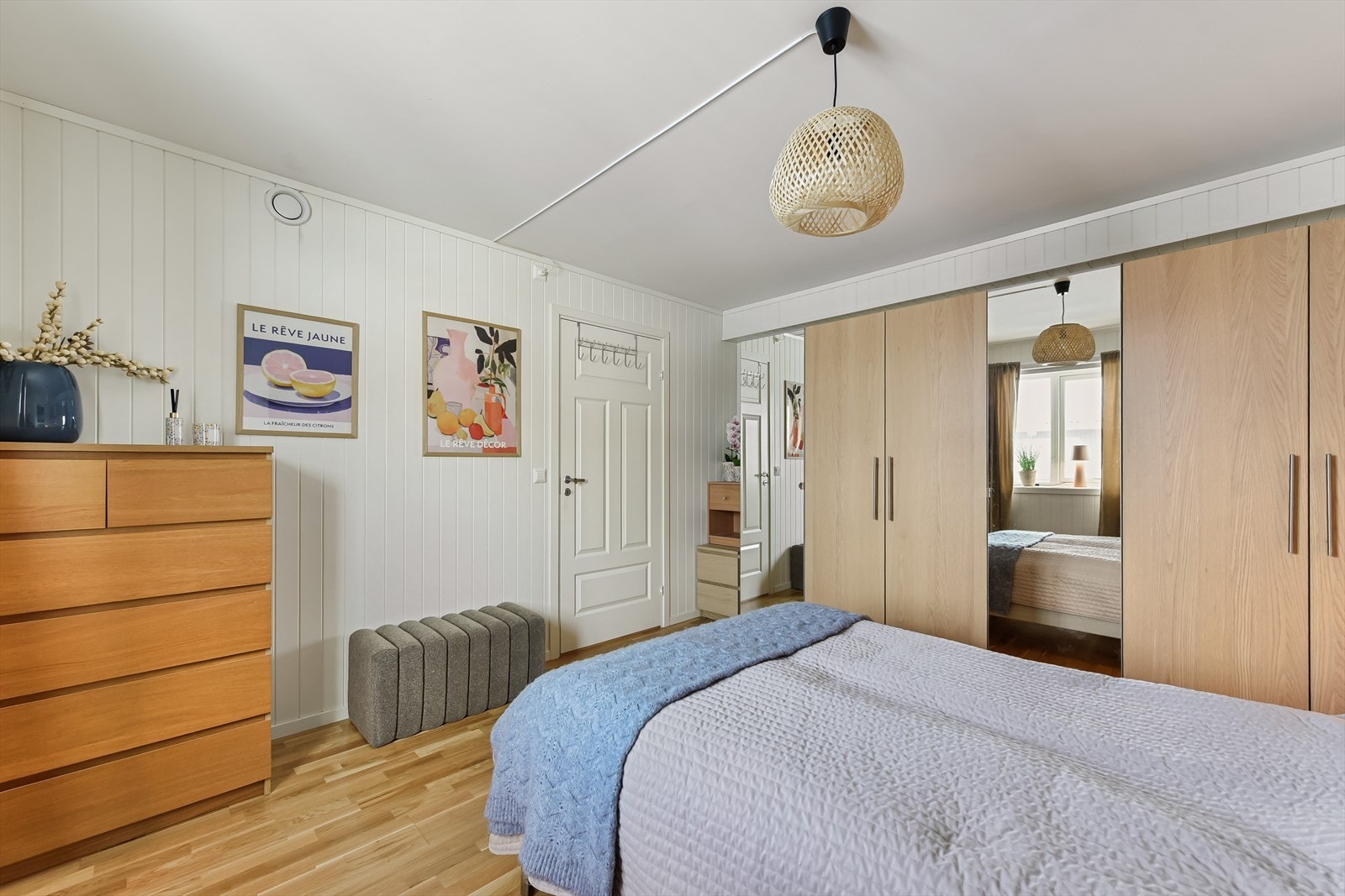 Soverommet har god plass til dobbeltseng og garderobeløsning. Galleribilde