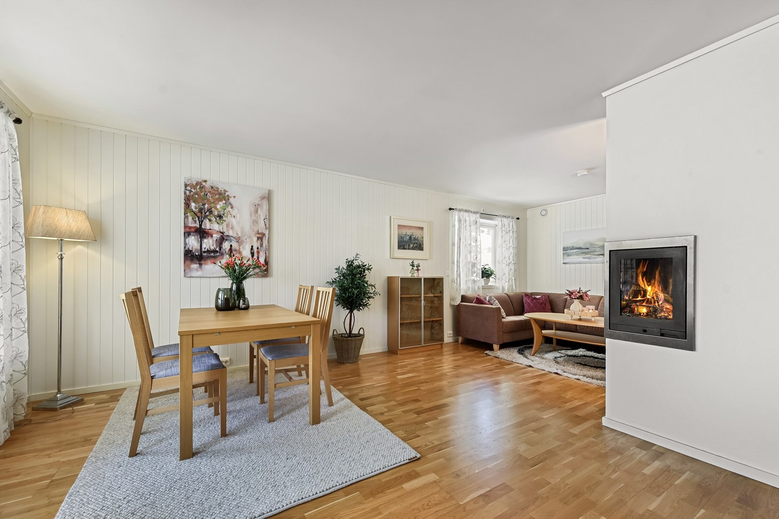 Den romslige stuen gir god plass til både sofagruppe og spisebord. Galleribilde