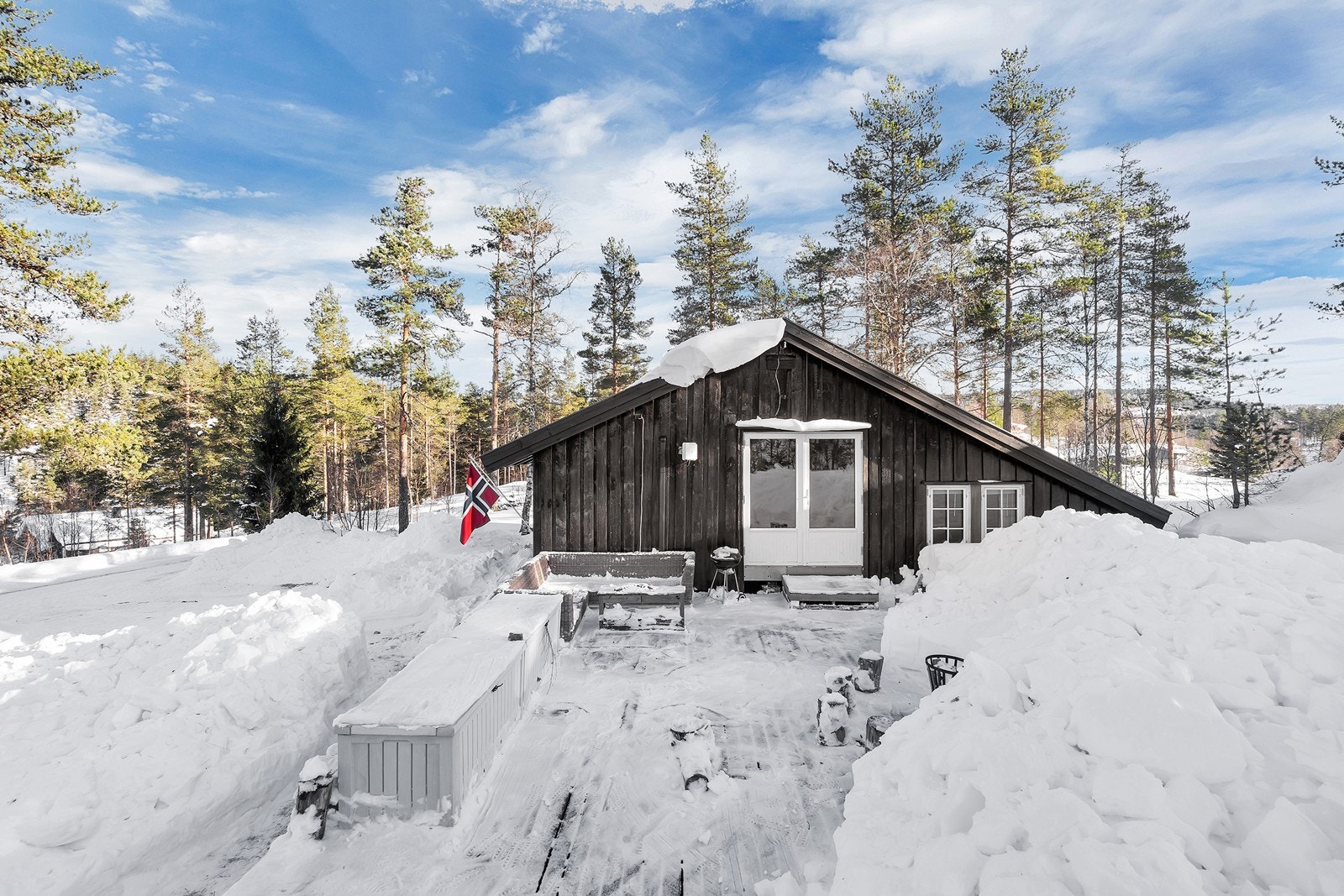 Romslig terrasse hvor man kan nyte solrike dager Galleribilde