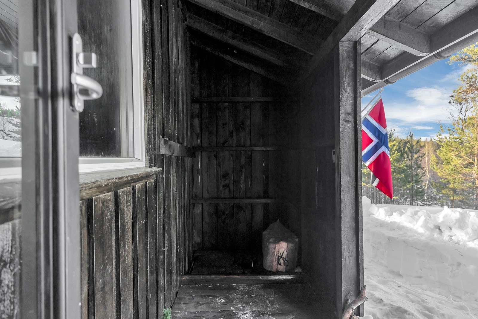 Plass til oppbevaring av ved Galleribilde