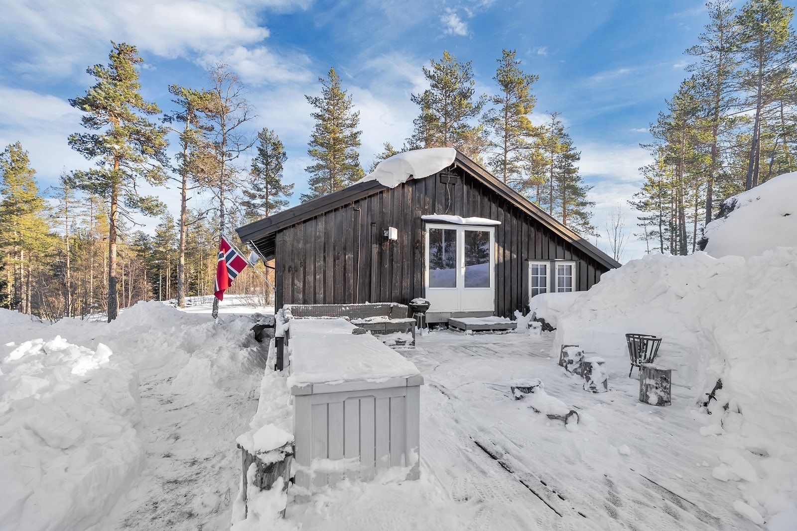 Hytta ligger fint til i naturskjønne omgivelser i etablert hytteområde Galleribilde