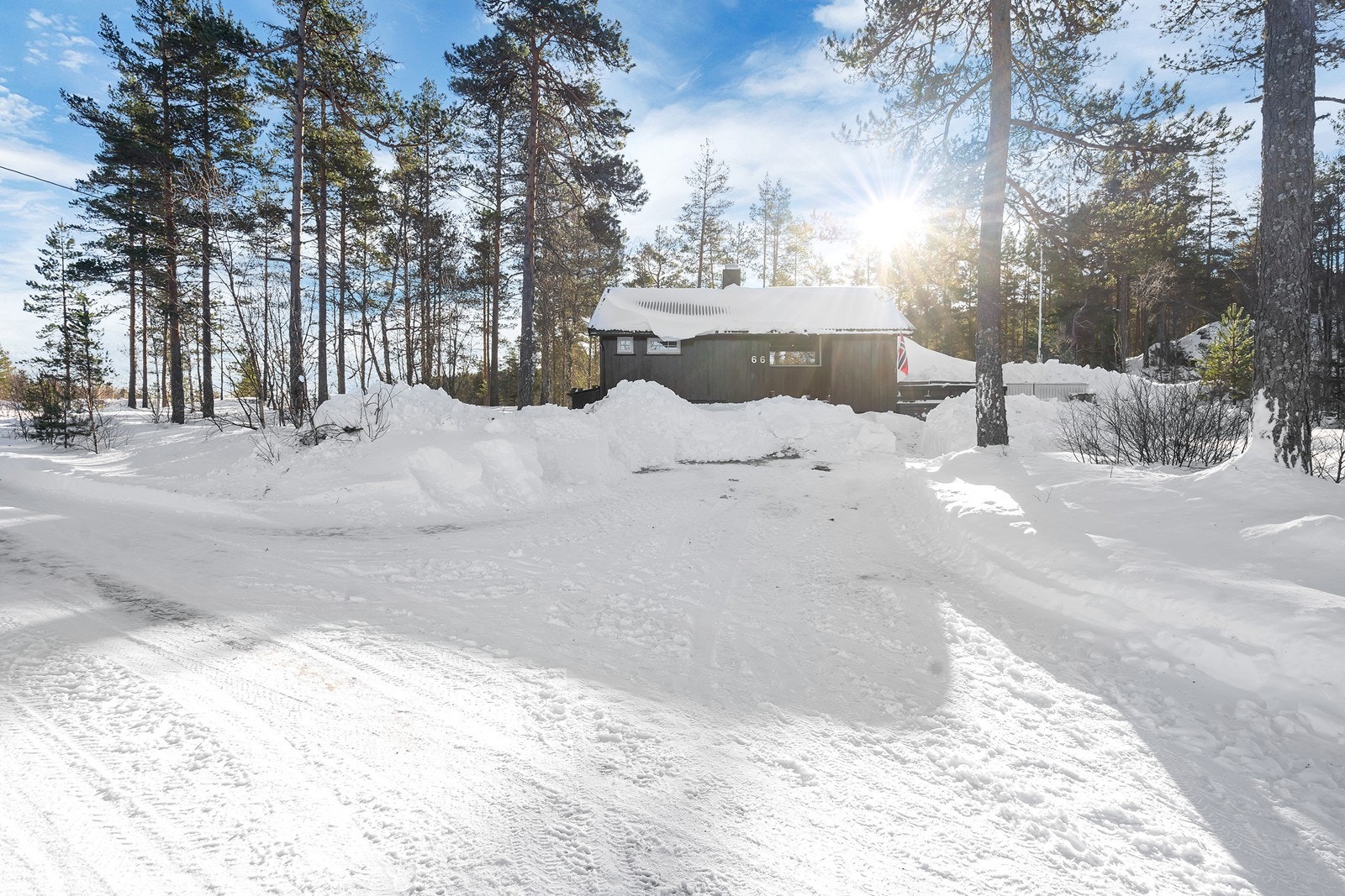 Parkering utenfor hytta Galleribilde