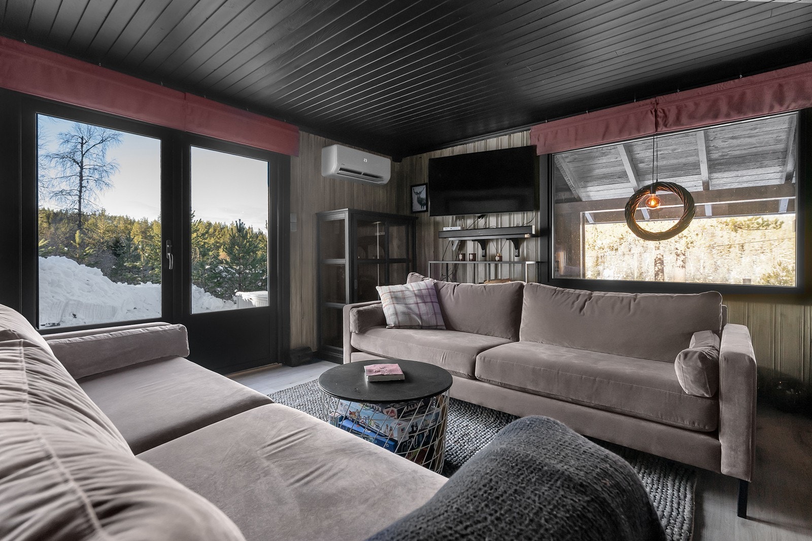 Her kan man fyre opp i peisen og finne roen på hytta Galleribilde