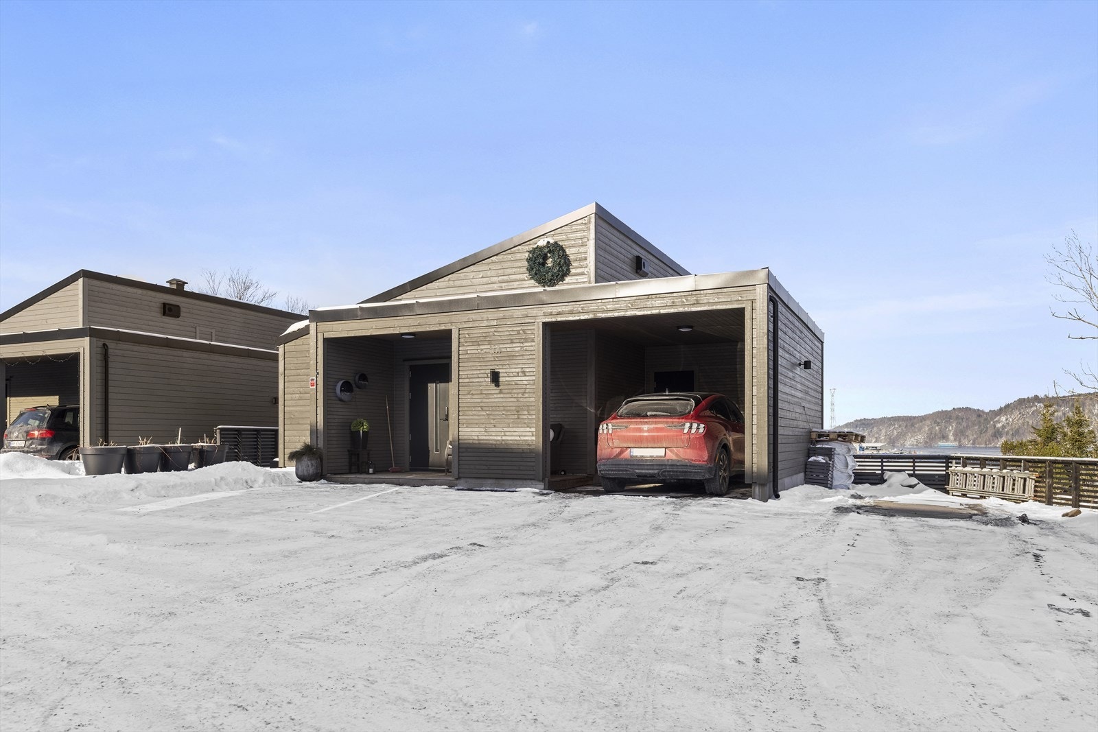 Carport med elbillader og rikemelig med parkeringsmuligheter Galleribilde