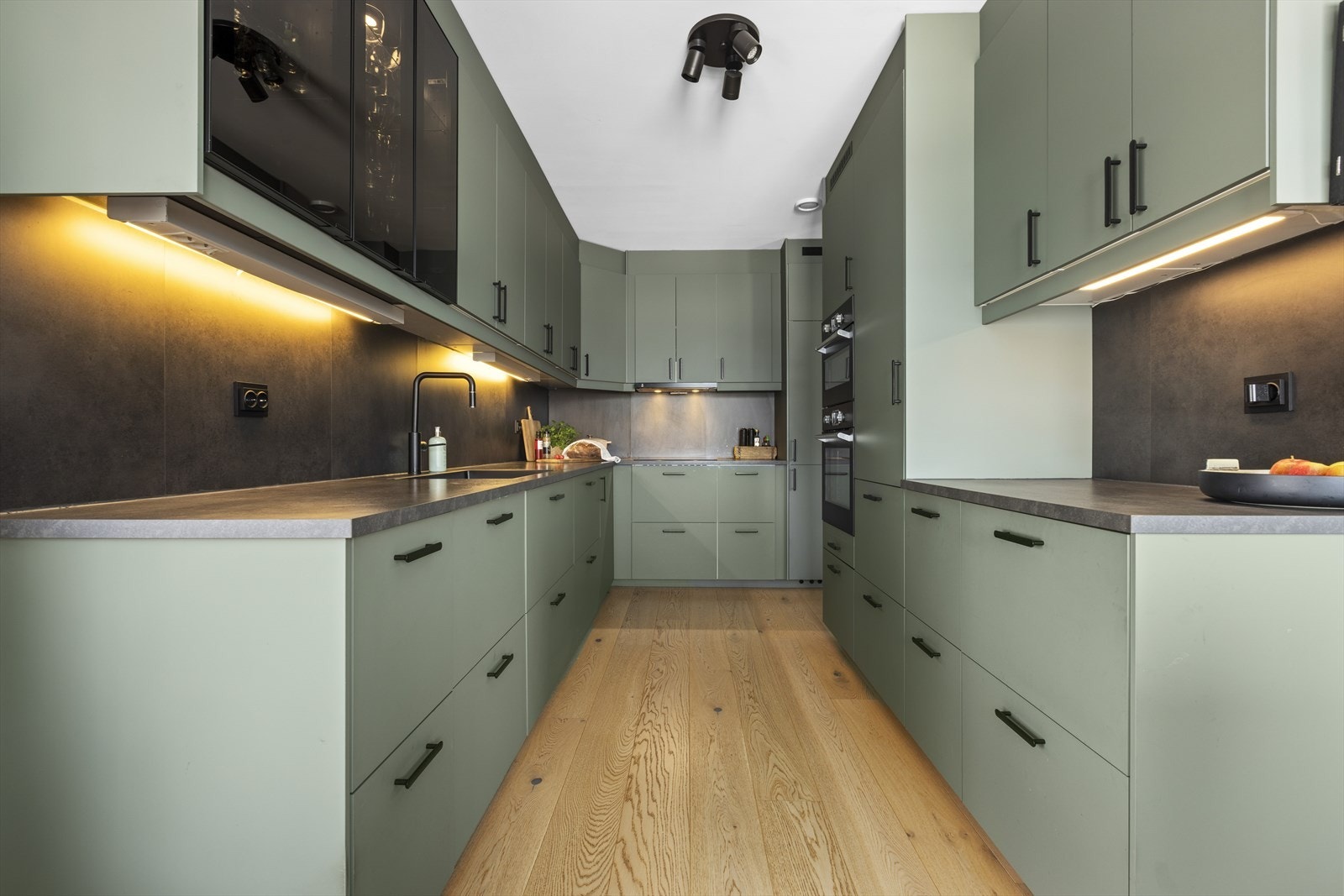 Meget pent kjøkken med god skapplass Galleribilde