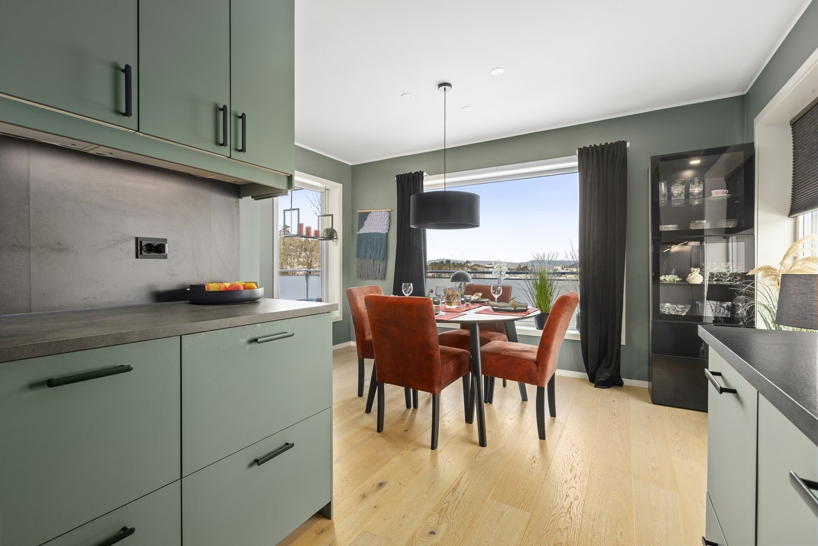 Enkel servering fra kjøkken til spisestue Galleribilde