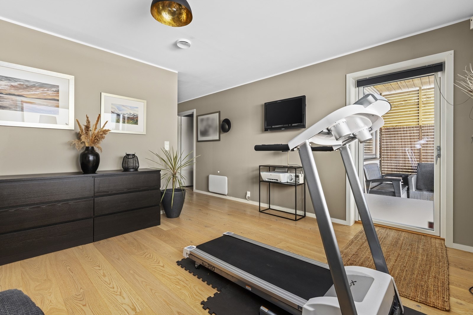 God plass til å innrede med sofa og bord - utgang til hage Galleribilde