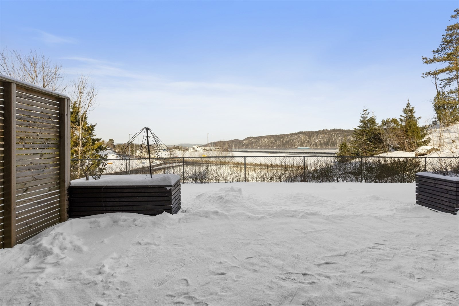 Platting og hage gjemt under snøen Galleribilde