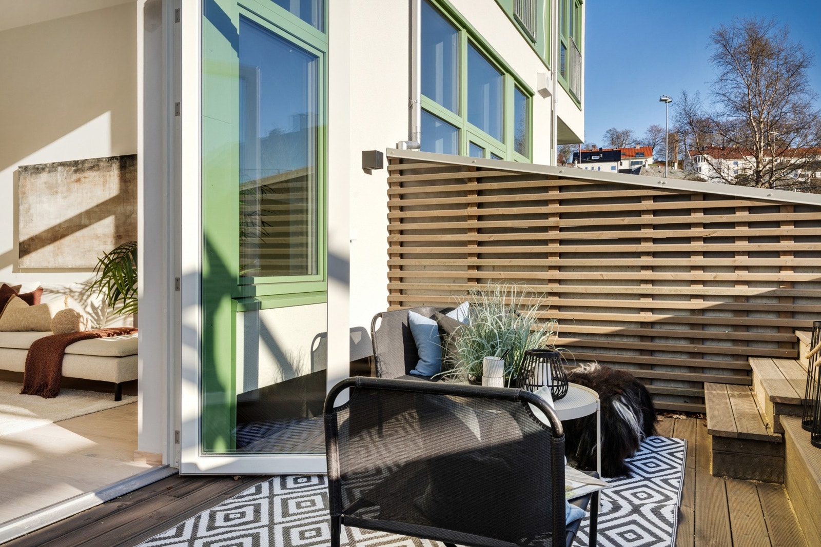 Nydelig uteplass med svært gode solforhold. NB - Bildene er fra naboleiligheten. Galleribilde