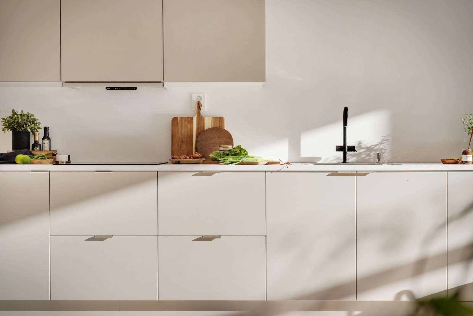 Godt med oppbevaringsplass i skuffer og skap, og integrerte hvitevarer. NB - Bildene er fra naboleiligheten. Galleribilde