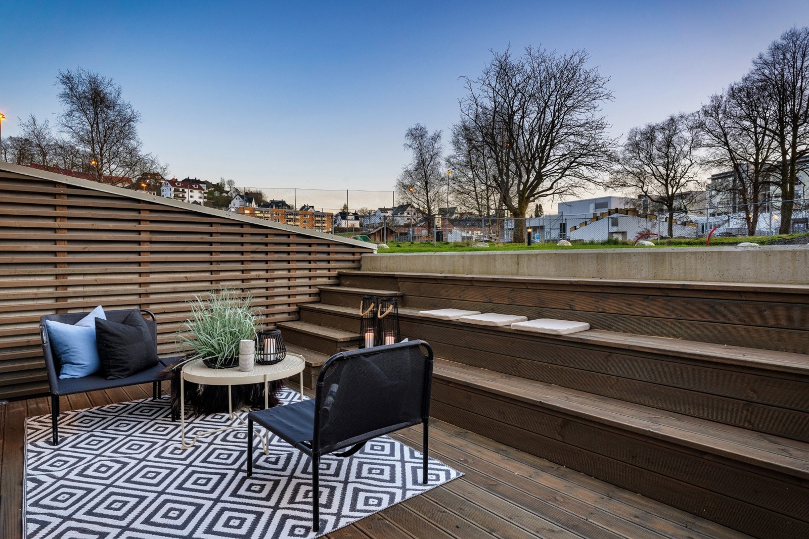 Hver seksjonseier på grunnplan gis eksklusiv bruksrett til privat uteareal. NB - Bildene er fra naboleiligheten. Galleribilde