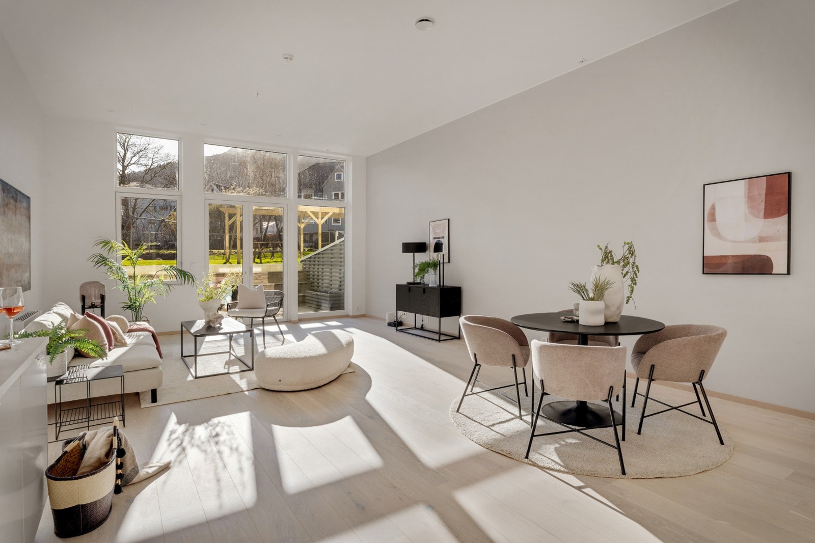 Utformingen på rommet gir en sosial kjøkkenløsning og mulighet til å møblere i flere soner med spisebord og sofaområdet. NB - Bildene er fra naboleiligheten. Galleribilde