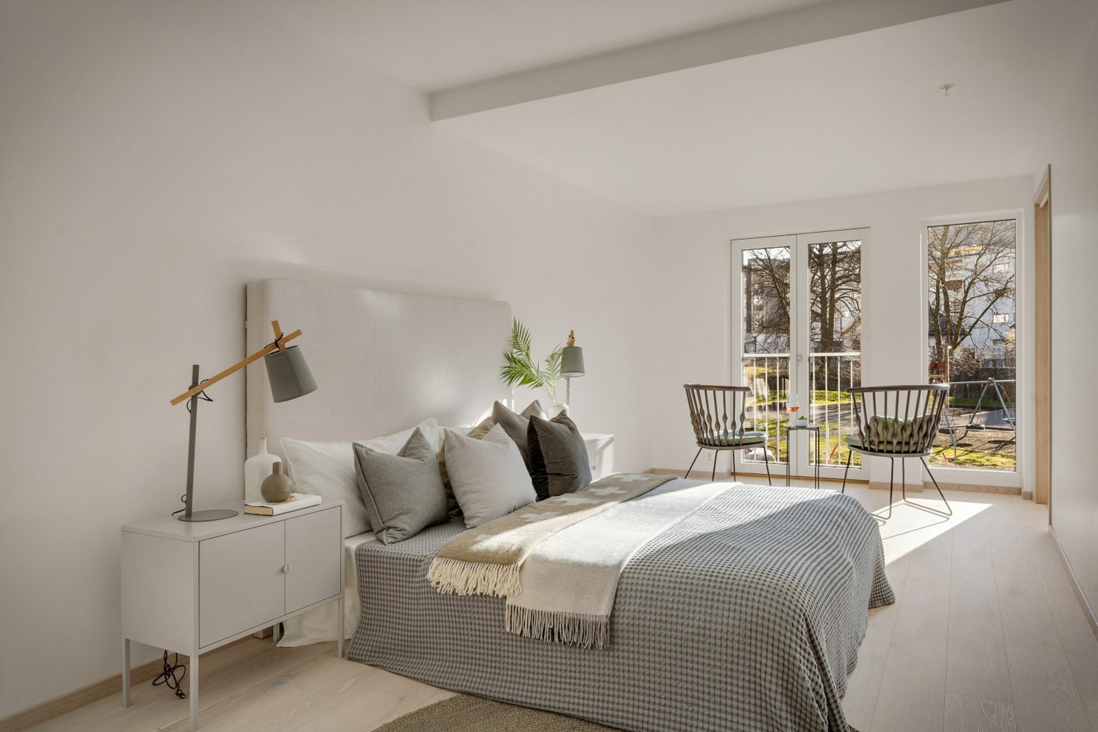 Hovedsoverommet er av god størrelse med god plass til dobbeltseng, nattbord og garderobeskap. NB - Bildene er fra naboleiligheten. Galleribilde