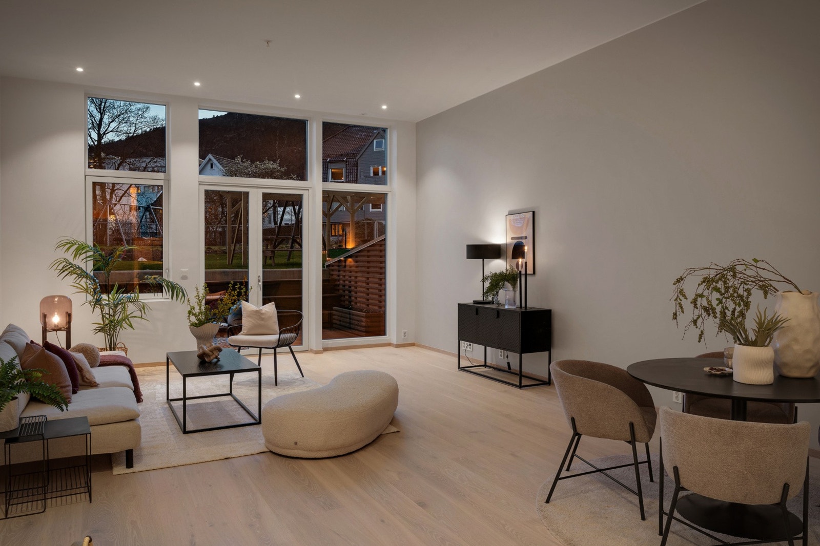 Fantastisk romfølelse både på dagtid og kveldstid. NB - Bildene er fra naboleiligheten. Galleribilde