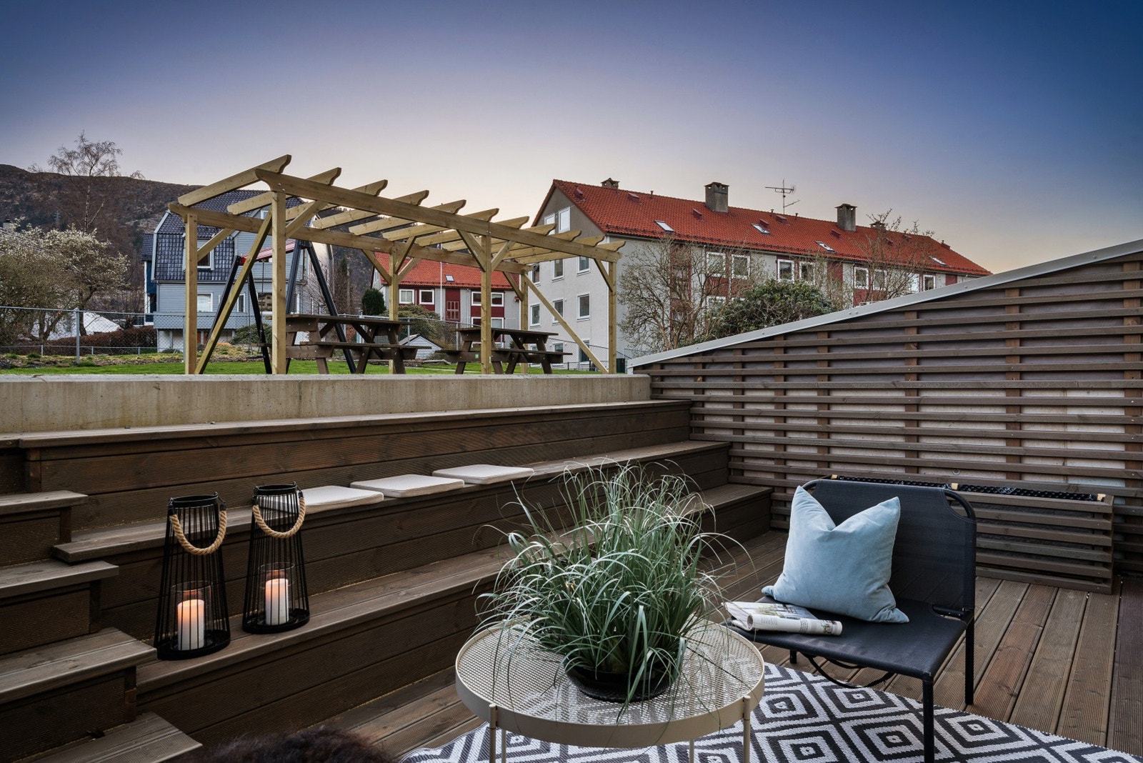 Fra det flotte allrommet er det en terrasse på 18 kvm som gir en fin forlengelse av stuen. NB - Bildene er fra naboleiligheten. Galleribilde