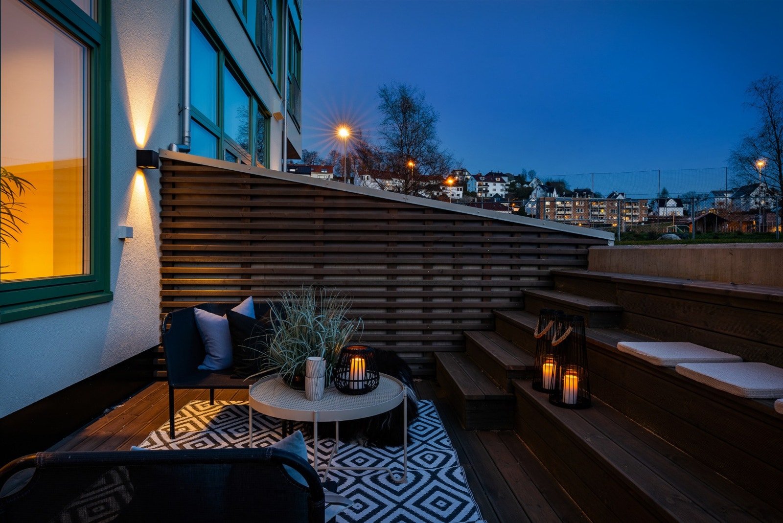 Velkommen til en strøken leilighet over to plan med tre soverom. NB - Bildene er fra naboleiligheten. Galleribilde