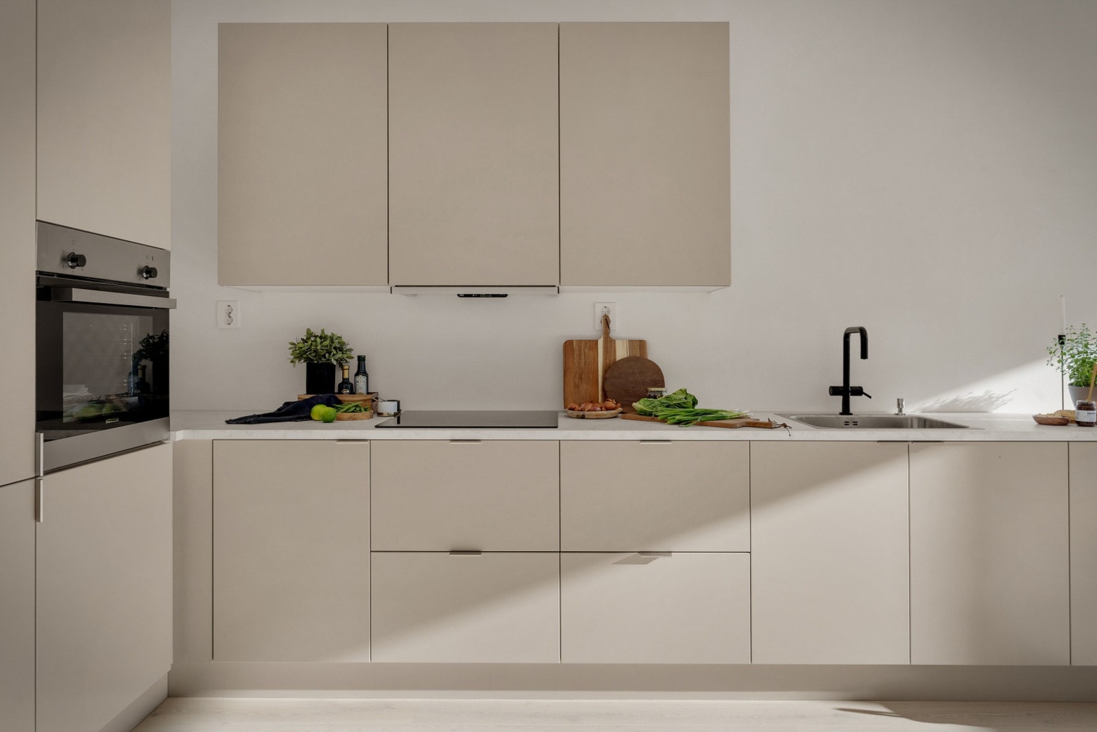 Kjøkkenet har en nydelig benkeplate fra Foss Plater i Cremona Marmor med nedfelt vask. NB - Bildene er fra naboleiligheten. Galleribilde