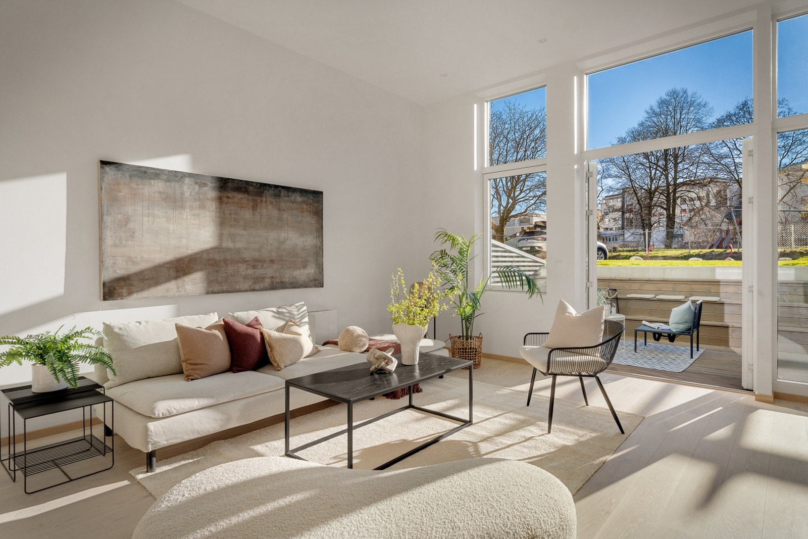 Stuen er en del av en åpen stue- og kjøkkenløsning. NB - Bildene er fra naboleiligheten. Galleribilde