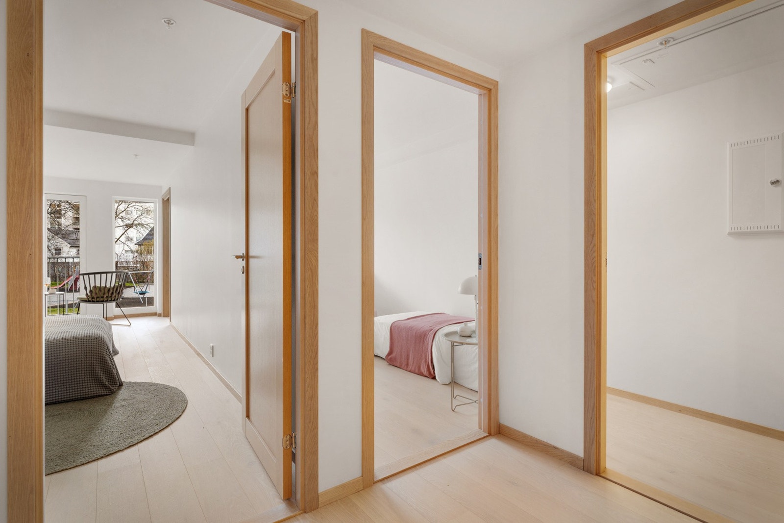 Videre opp i andre etasje er det to soverom, bad, vaskerom og en praktisk bod. NB - Bildene er fra naboleiligheten. Galleribilde