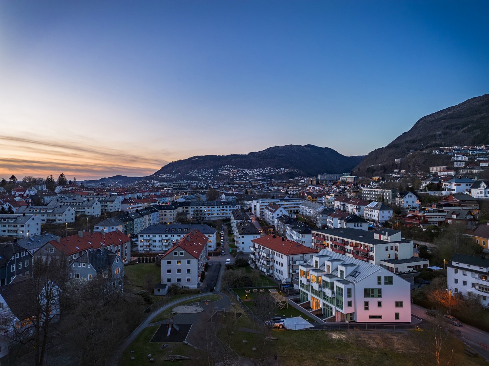 Leiligheten ligger i et etablert nabolag som er tilbaketrukket fra hovedvei. Galleribilde