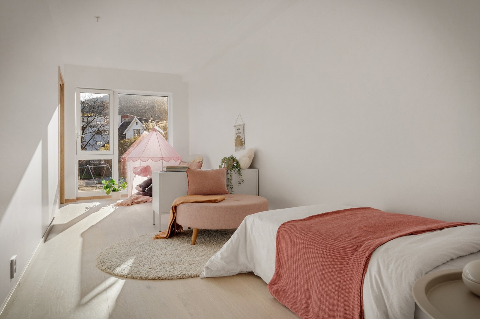 Det andre soverommet i etasjen er også av god størrelse og måler 14,5 kvm. NB - Bildene er fra naboleiligheten. Galleribilde