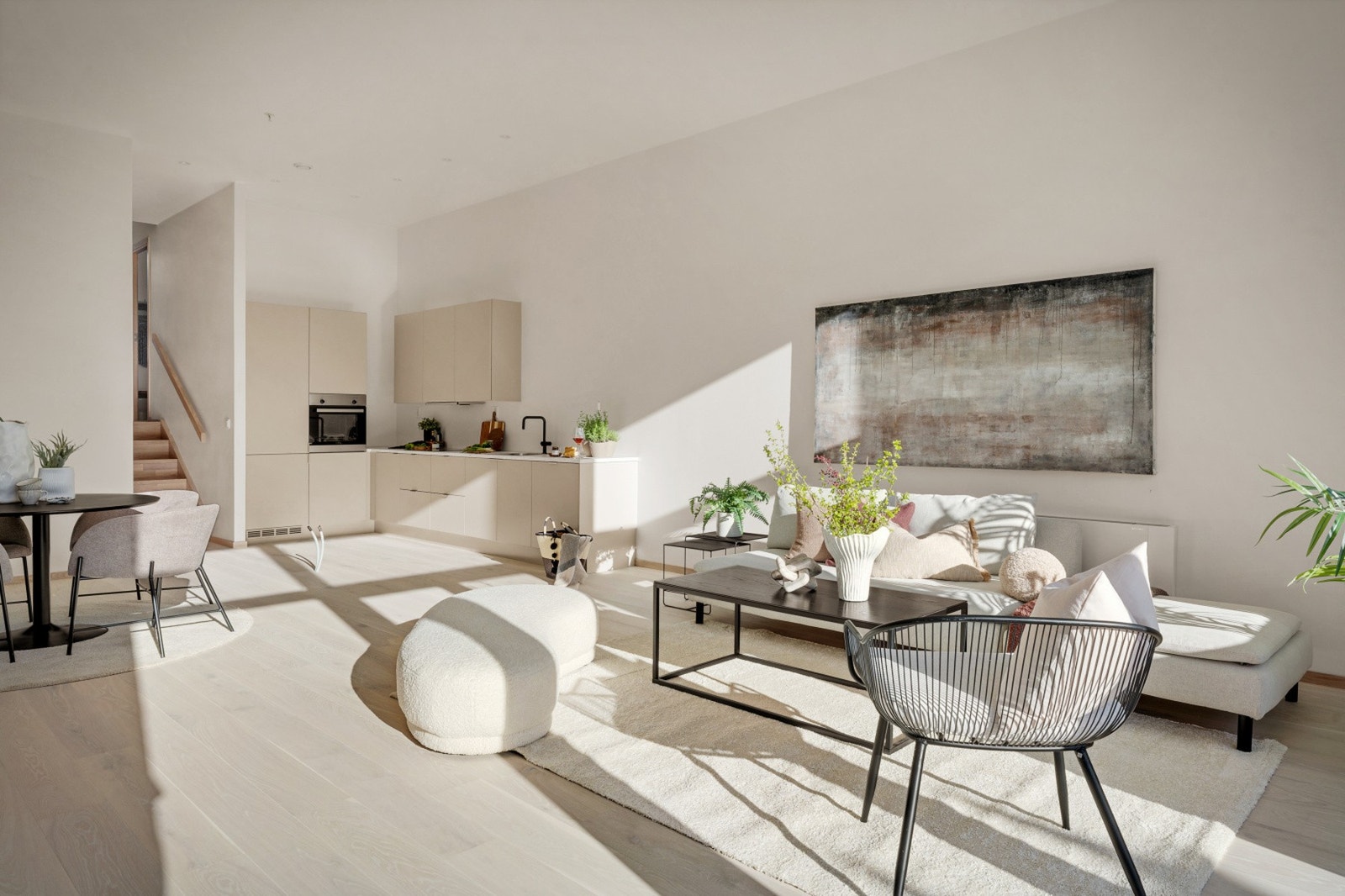 Et stilrent kjøkken er levert av Huseby i modellen Pinje. Kjøkkenet er lakkert i fargen Kalkgrå fra Jotun. NB - Bildene er fra naboleiligheten. Galleribilde