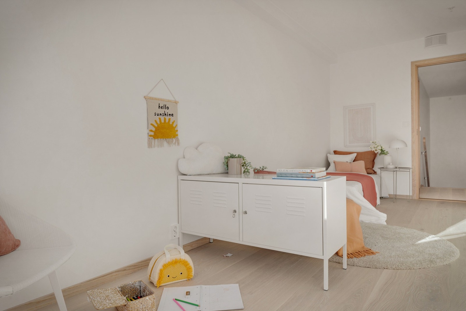 God plass til seng, nattbord og garderobe. NB - Bildene er fra naboleiligheten. Galleribilde