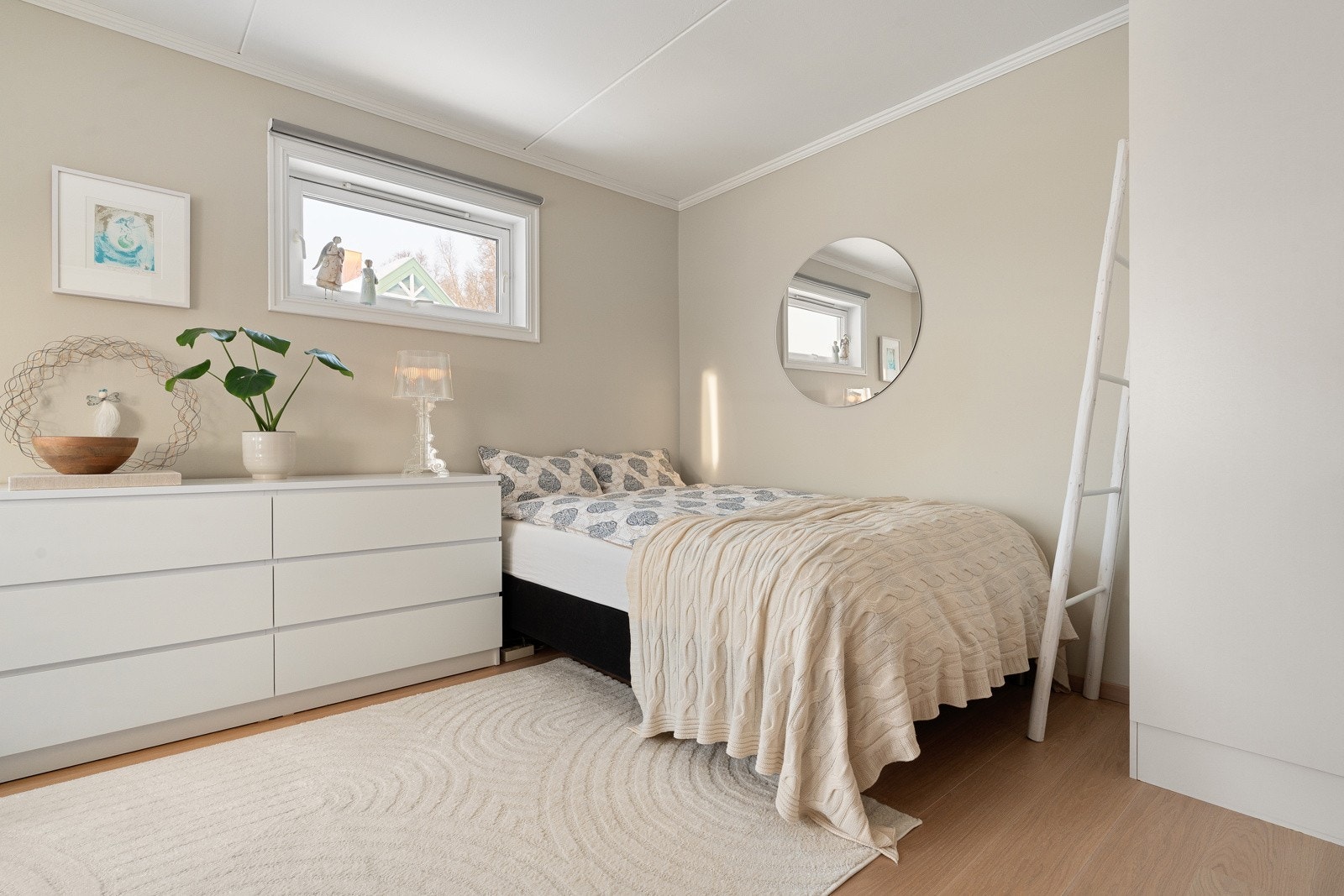 For øvrig god plass for seng og tilhørende nattbord.