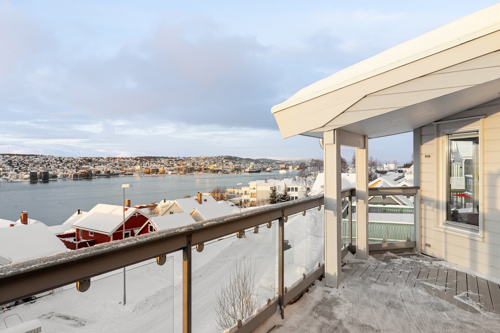 En delikat og romslig 4-roms selveier hjørneleilighet med fantastiske sol- og utsiktsforhold, garasjeplass med elbil-lader og etterspurt beliggenhet på Reinen.