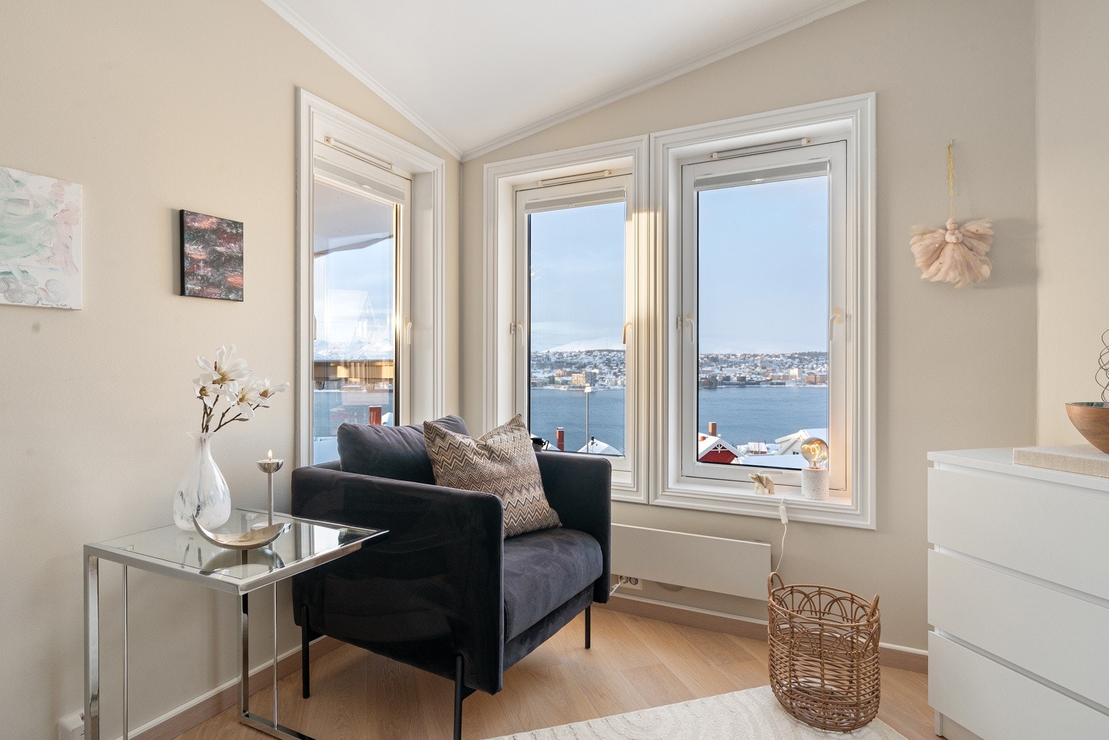 Det største soverommet ligger i tilknytning til stua, og kan fint brukes som en stue nr 2 hvis man ikke bruker det som soverom.