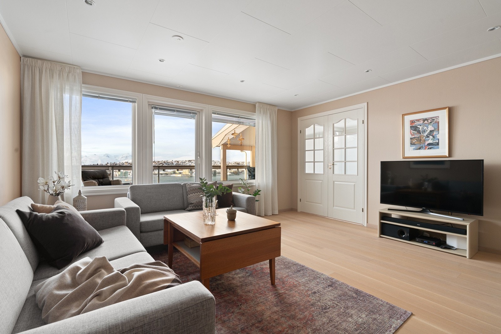 Stuen har naturlige soner for møblering.