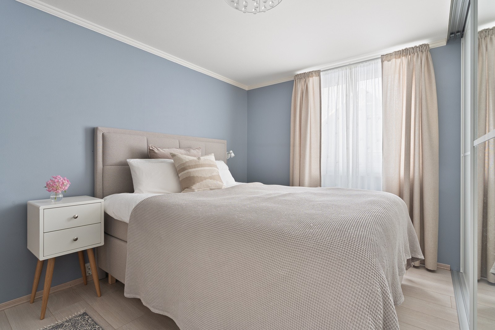 Soverom 2 har også god plass for stor seng. Samtlige soverom vender ut mot stille og rolige omgivelser.