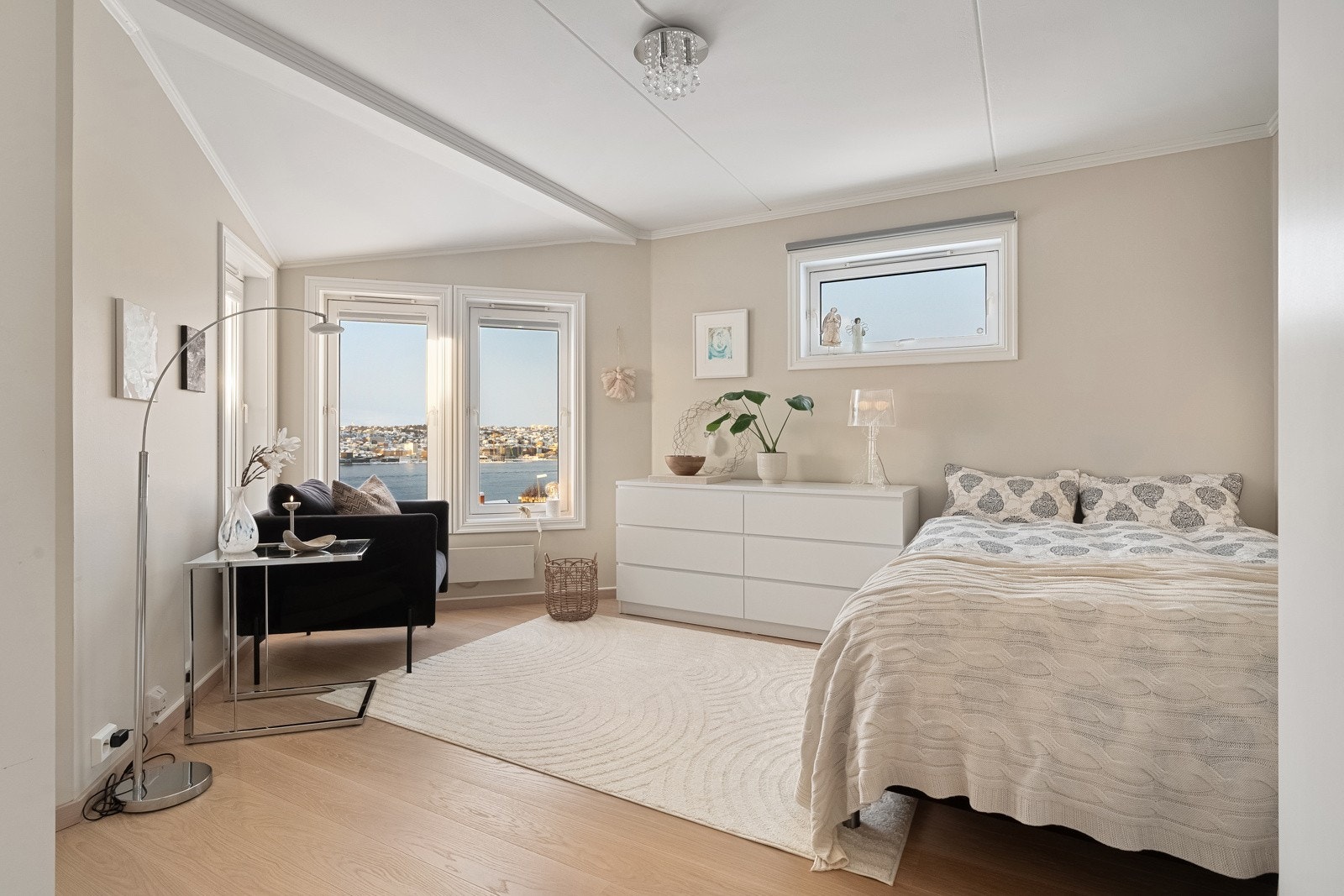 Leiligheten har tre store soverom.