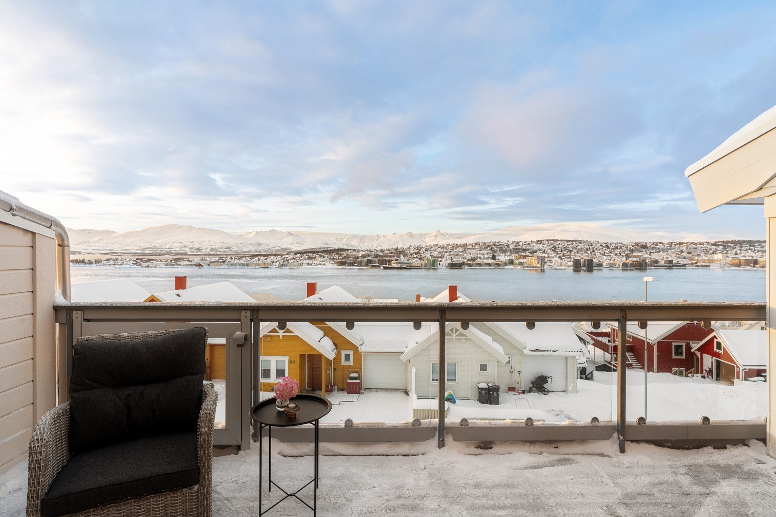 God plass til utemøbler, grill og beplantning.