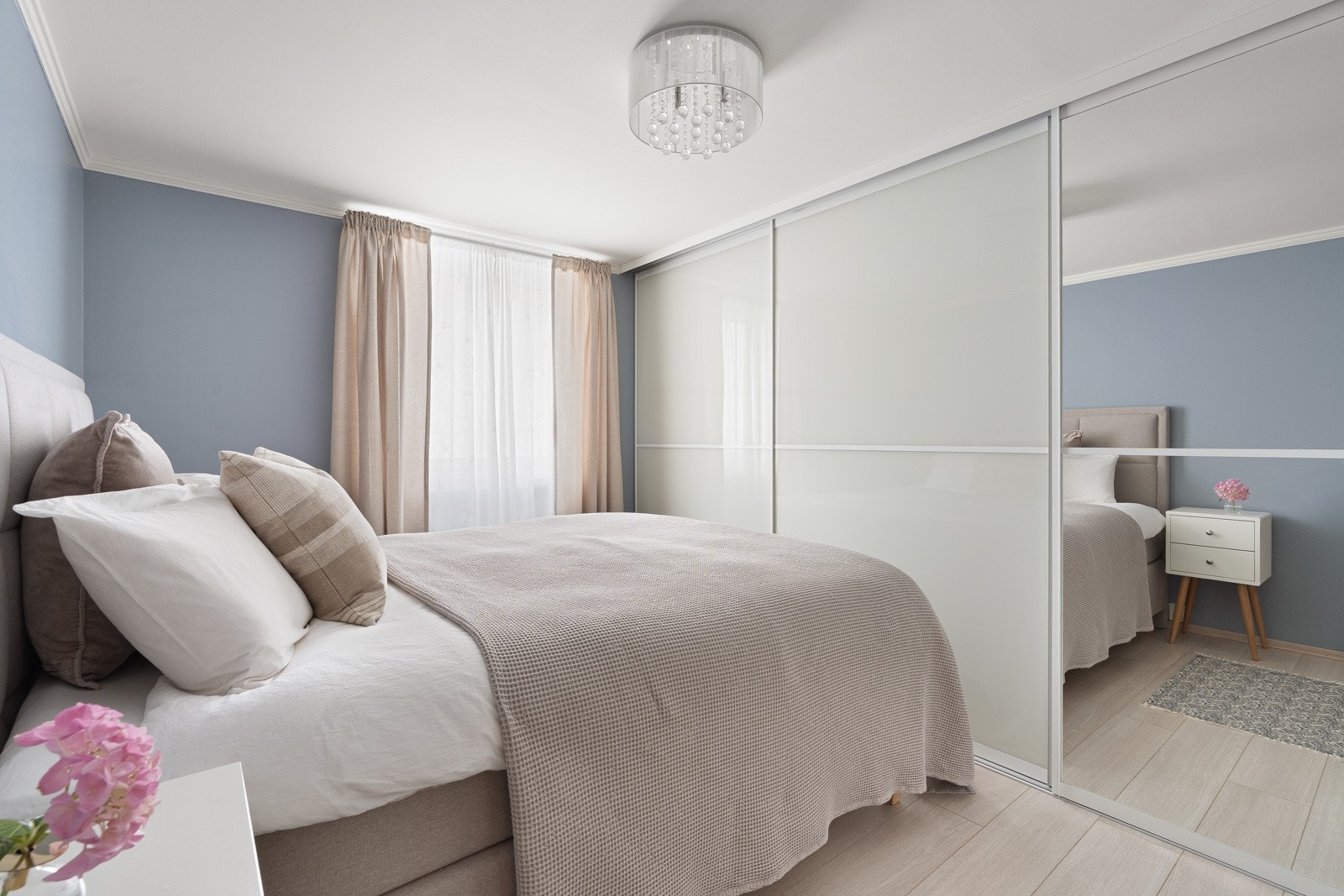 Innredet med stor skyvedørsgarderobe.