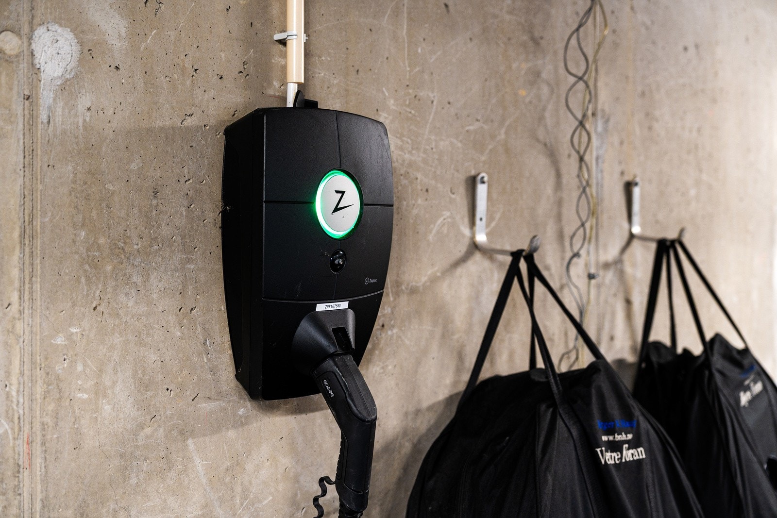 Det er montert elbil-lader på plassen.