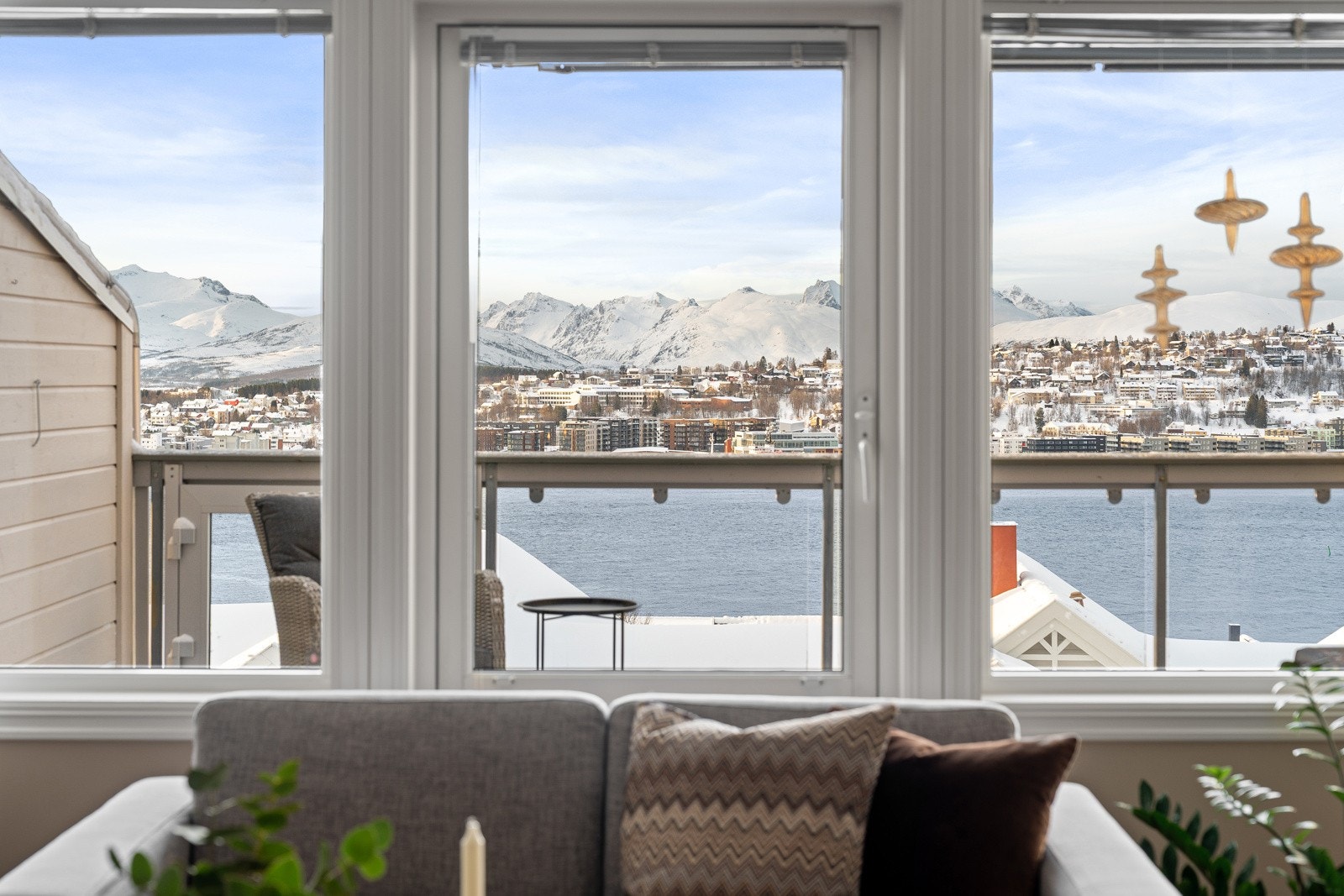 Store vindusflater med nydelig utsikt, og rikelig med lysinnslipp.